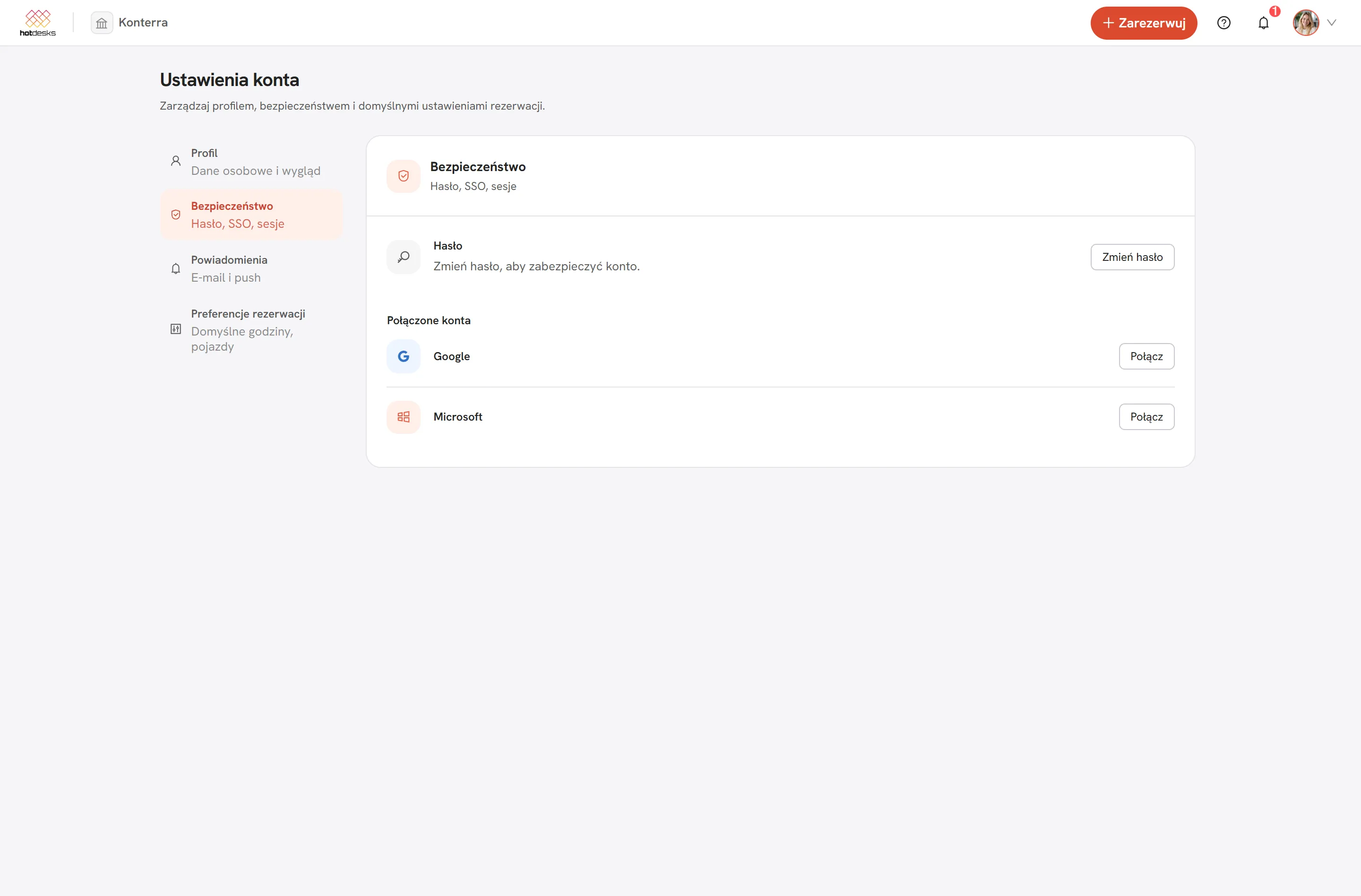 Profil użytkownika w HotDesks, sekcja Bezpieczeństwo: zmiana hasła z opisem polityki, połączone konta Google i Microsoft oraz nota o zarządzaniu kontem przez dostawcę SSO