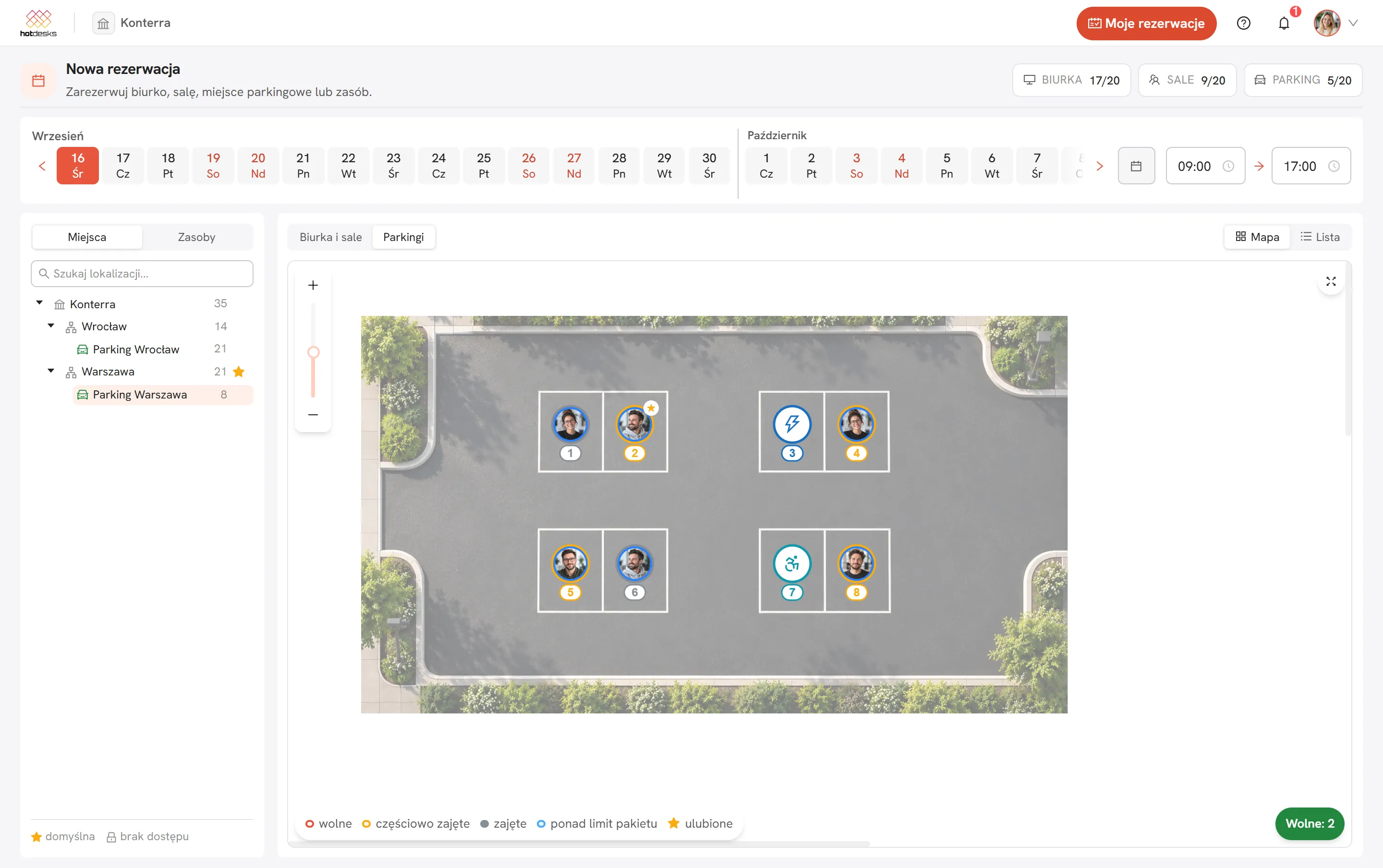 Ekran rezerwacji w HotDesks: pasek dni z liczbą wolnych miejsc, wybór godzin, drzewo lokalizacji z parkingiem i mapa zasobów