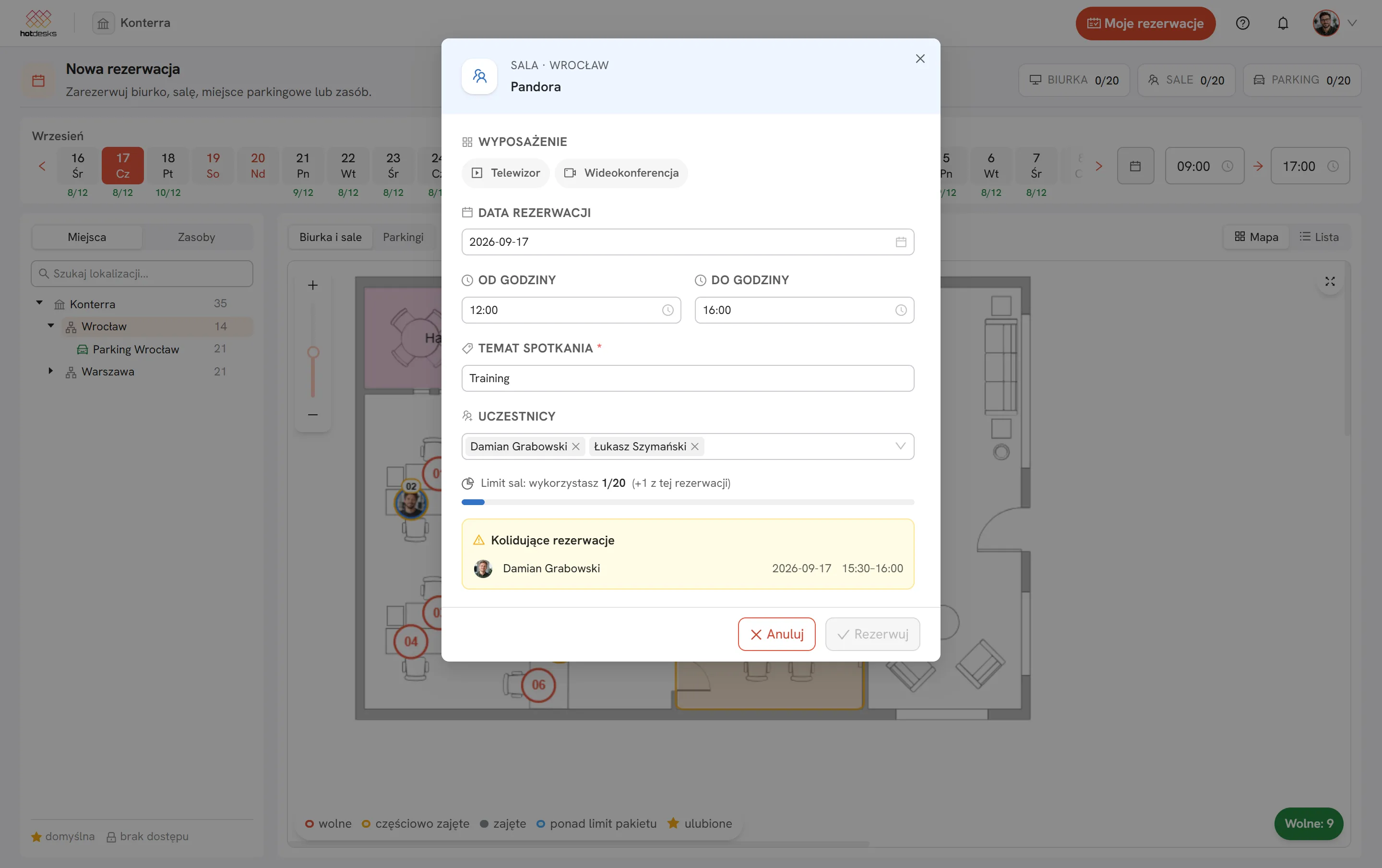 Okno rezerwacji sali w HotDesks z polem uczestników, podpowiedziami z listy pracowników i informacją o kolizji